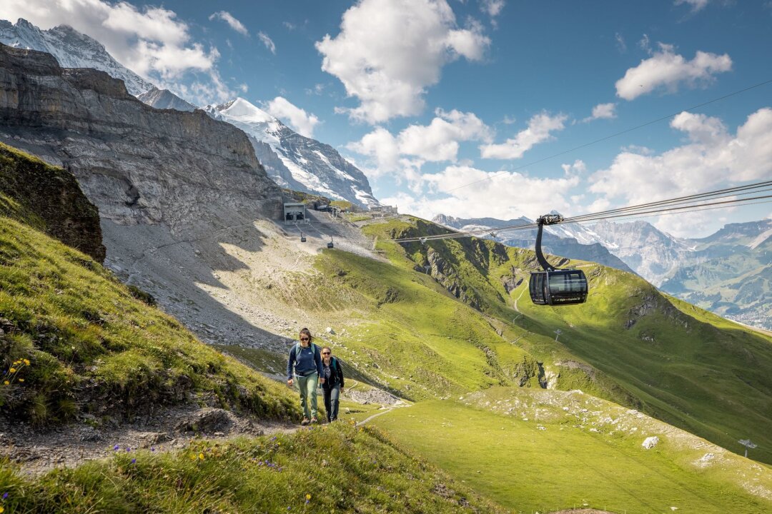 Eiger-Nordwand: Neuer Wanderweg zeigt Triumphe und Dramen - Der neue Themenwanderweg "Eiger Walk of Fame" führt von der Eigergletscher-Station durch die ikonische Berglandschaft.