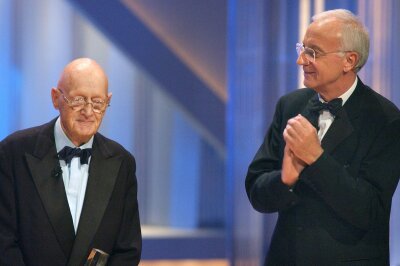 "Ein Herz und eine Seele", "Millionenspiel" und mehr: So visionär war Wolfgang Menge - Beim Deutschen Fernsehpreis 2002 erhielt Wolfgang Menge (links) den Ehrenpreis der Stifter. Fritz Pleitgen hielt die Laudatio.