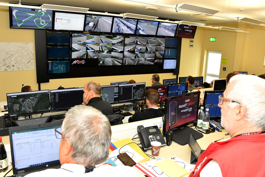 Ein Rundgang über den modernen Sachsenring: Technik und Adrenalin - Die Race Control ist das Herzstück des Sachsenrings und zählt zu den weltweit modernsten ihrer Art.