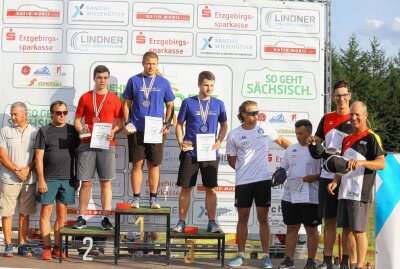 Eine Österreicherin und ein Tscheche machen erste Junioren-Weltmeister-Titel klar - Siegerpodest bei den Herren. Foto: Thomas Fritzsch/PhotoERZ