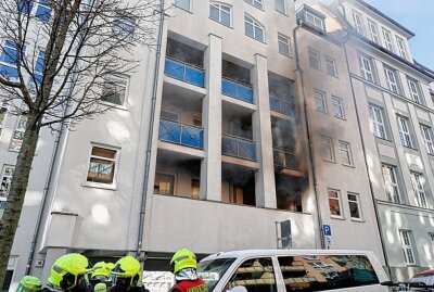 Einsatz der Feuerwehr in Chemnitz: Wohnung in Mehrfamilienhaus brennt - In Chemnitz kam es zu einem Wohnungsbrand. Foto: Harry Härtel