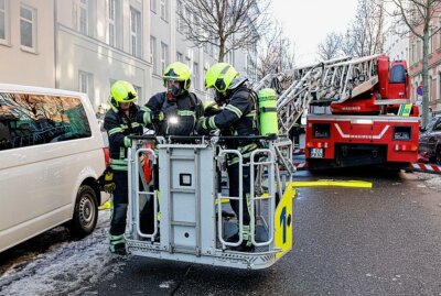 Einsatz der Feuerwehr in Chemnitz: Wohnung in Mehrfamilienhaus brennt - In Chemnitz kam es zu einem Wohnungsbrand. Foto: Harry Härtel