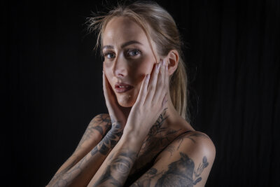 Emely (24): Starke Frau zwischen Zivilcourage, Pornos und Babyglück - Emely ist nicht nur eine leidenschaftliche Anhängerin der Tattoo-Kunst, sondern auch eine engagierte Tierschützerin.