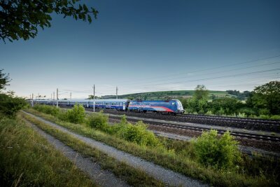 Entspannter mit dem Auto reisen - auf der Schiene - Die Österreichischen Bundesbahnen (ÖBB) bieten Autozug-Verbindungen an - allerdings nicht mehr in Deutschland.