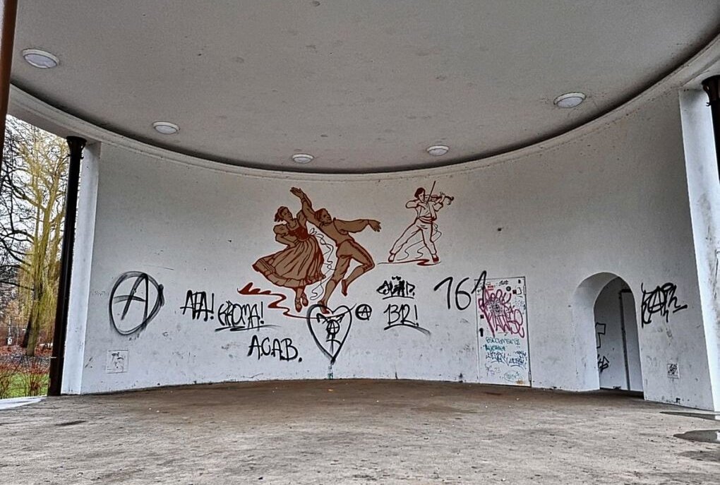 Erneut! Vandalismus am Schlossteichpavillon - Vandalismus am  Pavillon auf der Schloßteichinsel Foto: Harry Härtel