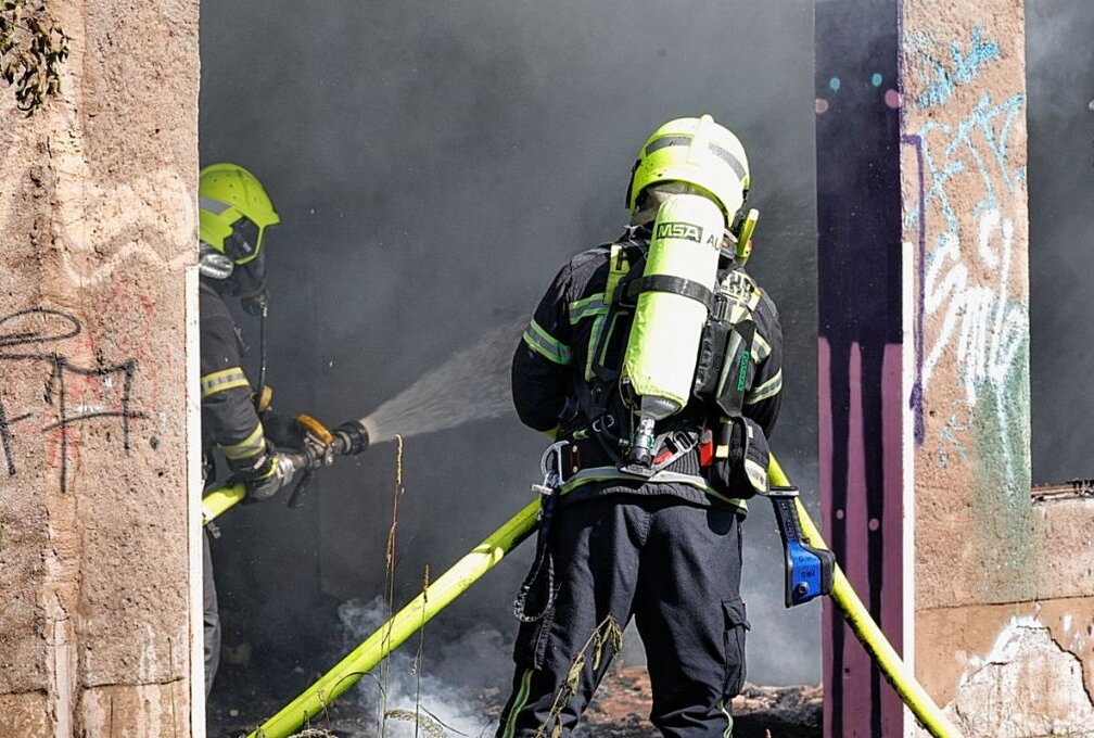 Erneute Brandstiftung? Feuer in Chemnitzer Industriebrache - Brand von Sperrmüll in einem ungenutzten Garagenkomplex. Foto: Harry Härtel