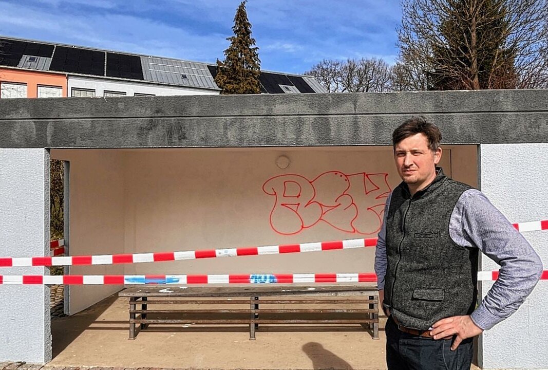 Erneuter Vandalismus an Buswarte im Erzgebirge - Das Buswartehäuschen wurde beschmiert. Foto: Jan Görner
