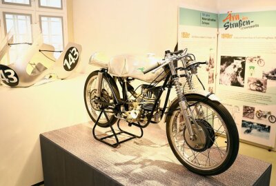 Eröffnung der Sonderausstellung "Ära des Straßenrennsports" im Motorradmuseum - Die MZ RE 125 aus dem Jahr 1961 wurde von Vize-Weltmeister Ernst Degner gefahren. Foto: Thomas Fritzsch/PhotoERZ