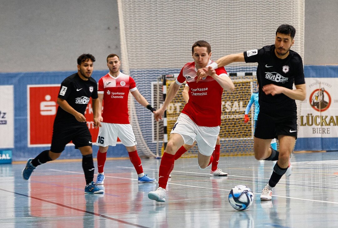 Erstes Playoff-Spiel: HOT 05 Futsal trifft im Viertelfinale auf den SV Pars Neu-Isenburg - Taras Onufrak (rot) von HOT 05 Futsal weiß in Zweikämpfen durchaus zu überzeugen. Foto: Markus Pfeifer