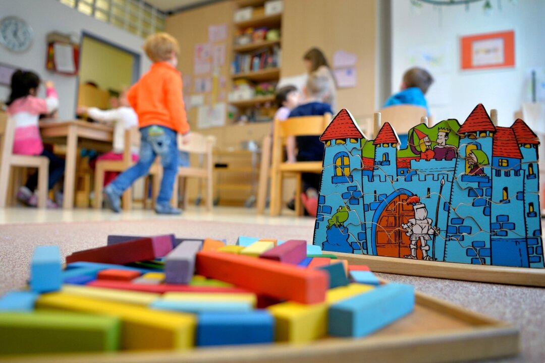 Erzieherverband verlangt besseren Betreuungsschlüssel - Spielzeug liegt in einer Kindertagesstätte auf dem Boden.