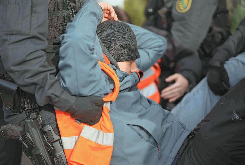 Eskalation bei Klebe-Aktion: Autofahrer verlieren Nerven und zerren Aktivisten von der Straße - Klimakleber in Dresden. Foto: xcitepress