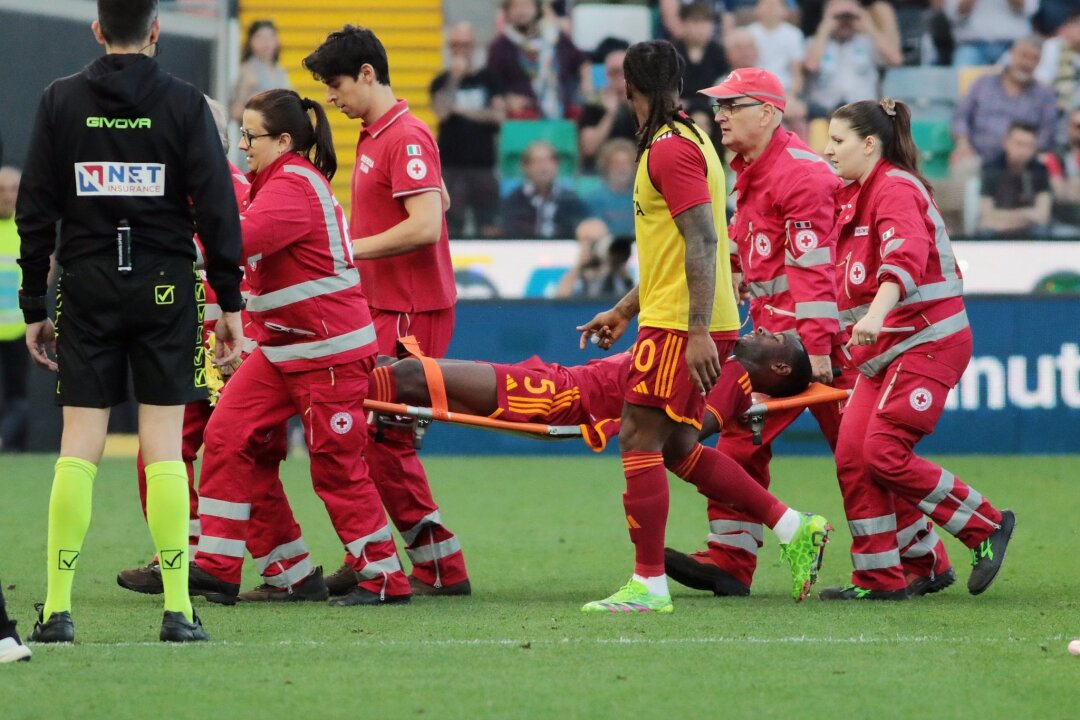 Ex-Eintracht-Spieler N'Dicka aus Krankenhaus entlassen - Evan N'Dicka von AS Rom war auf dem Platz zusammengebrochen.