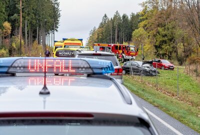 Fahrzeug überschlägt sich: Frau schwer verletzt - Auf der B176 kam es zu einem Unfall. Symbolbild. Foto: David Rötzschke/Archiv