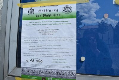 Falsche Wahllisten in Sachsen: Führt die Spur ins Reichsbürger-Milieu? - Auch am Rathaus in Liebertwolkwitz hingen  jetzt dubiose Wahlplakate. Foto: Anke Brod