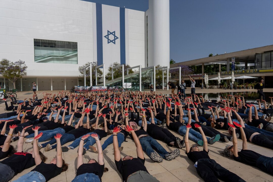 Familien von Geiseln protestieren in Tel Aviv - Protestaktion von Familienangehörigen und Unterstützern von Geiseln.