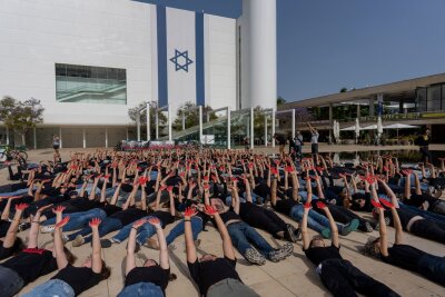 Familien von Geiseln protestieren in Tel Aviv - Protestaktion von Familienangehörigen und Unterstützern von Geiseln.