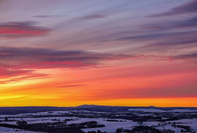Farbenfroher Sonnenaufgang über dem Erzgebirge - Der Sonnenaufgang sorgte am Montag für ein buntes Farbspiel über dem Erzgebirge. Foto: Andreas Kretschel