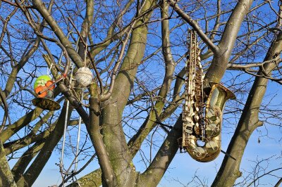 Instrumente hängen im Ostereier geschmückten Baum.