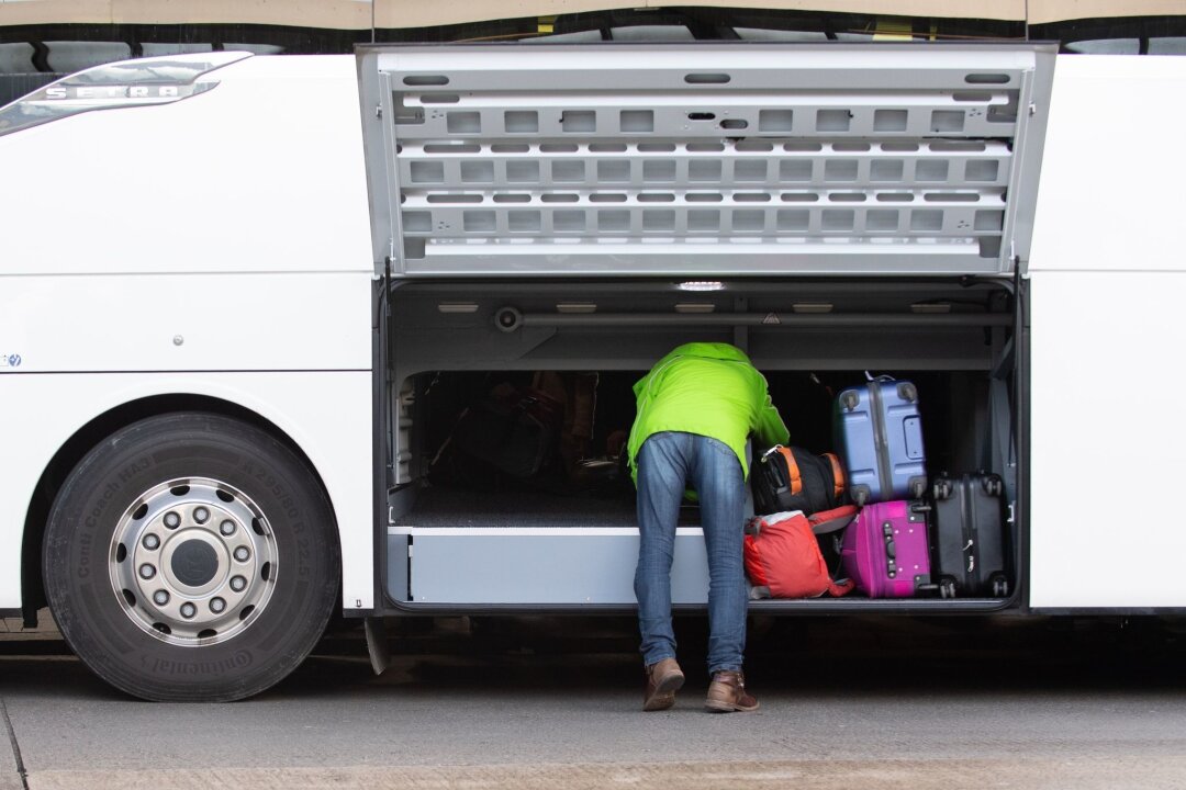 Fernbusreisen: Was ist, wenn der Koffer verschwindet? - Gepäck noch da? Bei einem Zwischenstopp lohnt es sich, einen Blick in den Frachtraum zu werfen.