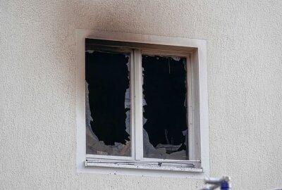 Feuer in Mehrfamilienhaus: Wohnung brannte völlig aus - In Dresden brannte heute morgen eine Wohnung völlig aus. Foto: Roland Halkasch