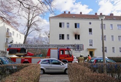 Feuer in Mehrfamilienhaus: Wohnung brannte völlig aus - In Dresden brannte heute morgen eine Wohnung völlig aus. Foto: Roland Halkasch
