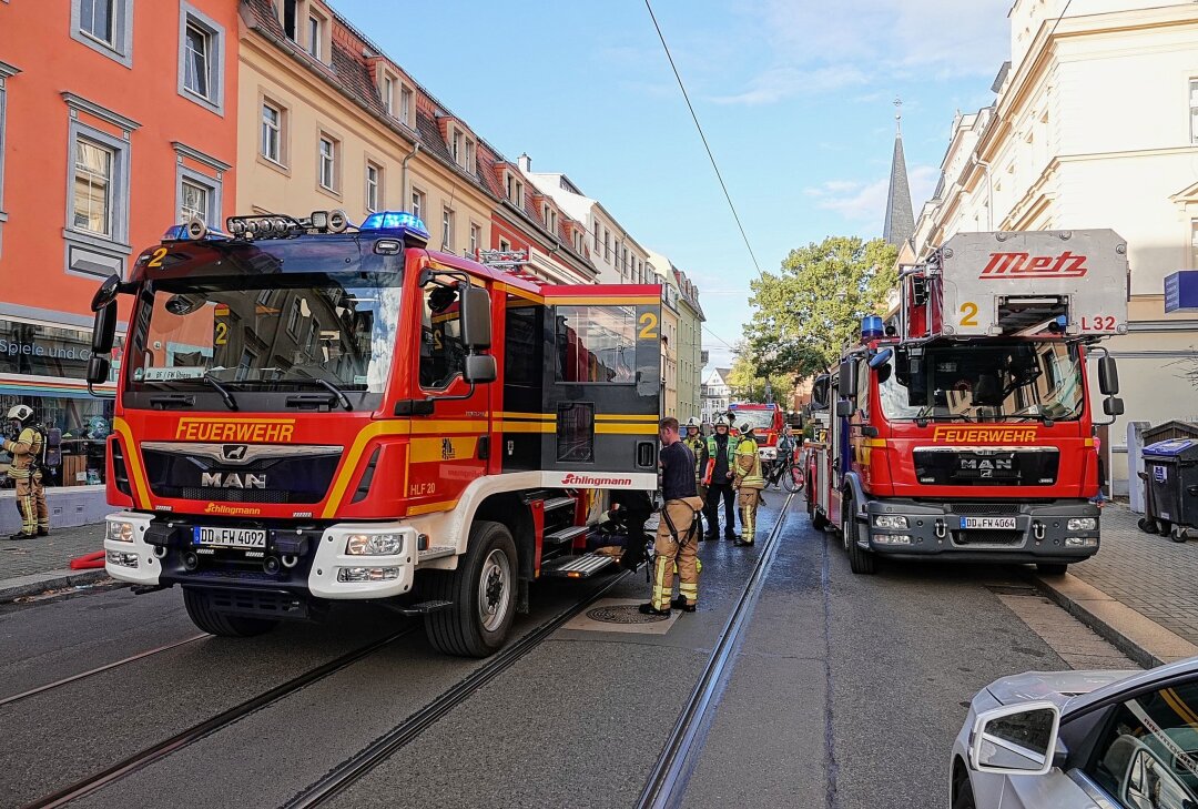 Feuerwehr bekämpft Brand in Dresdner Dachgeschosswohnung - Wohnungsbrand in Dresden. Foto: Roland Halkasch
