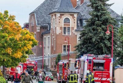 Feuerwehr probt in Ehrenfriedersdorf den Ernstfall - Mehrere Angriffstrupps unter schwerem Atemschutz im Einsatz - Gebäude soll zukünftig als Schule genutzt werden. Foto: André März