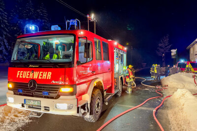 Feuerwehr verhindert Hausbrand in Eibenstock-Wildenthal - Ein Feuer in einem Unterstand für Mülltonnen und Gartengeräte hat in der Nacht zum Freitag in Wildenthal für einen Großeinsatz der Feuerwehr gesorgt. Foto: Daniel Unger