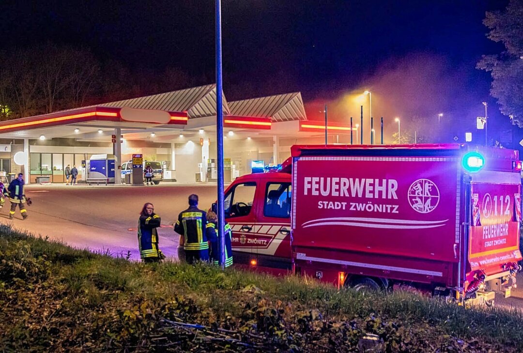 Feuerwehreinsatz an Zwönitzer Tankstelle: Verkaufsraum stark verraucht - Bei Ankunft der Feuerwehr, war der komplette Verkaufsraum dicht verraucht. Foto: André März