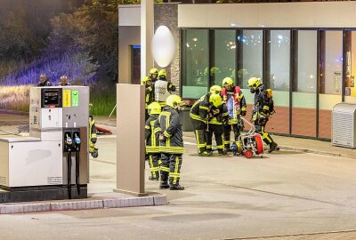 Feuerwehreinsatz an Zwönitzer Tankstelle: Verkaufsraum stark verraucht - Die Feuerwehren der Stadt Zwönitz, Kühnhaide, Dorfchemnitz und Thalheim waren im Einsatz. Foto: André März