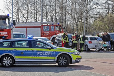 Feuerwehreinsatz auf Parkplatz: Kind im Auto eingeschlossen - Die Feuerwehr Meerane reagierte umgehend. Foto: Andreas Kretschel