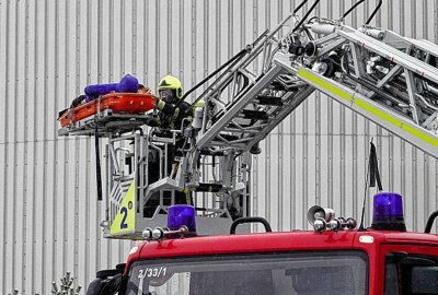 Feuerwehrgroßeinsatz in Chemnitz: Was ist passiert? - Simulierte Übung mit schwer verletzter Person. Foto: Harry Härtel