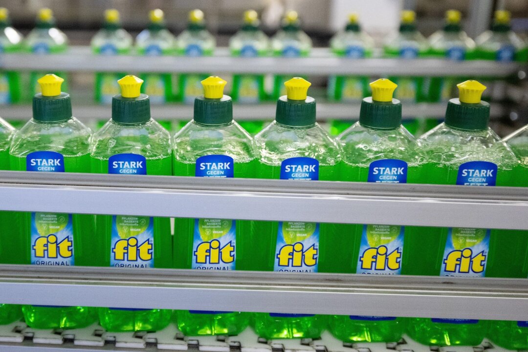 Fit investiert in Erweiterung der Produktion - Spühlmittelflaschen in der Produktion des Spühlmittelherstellers Fit.