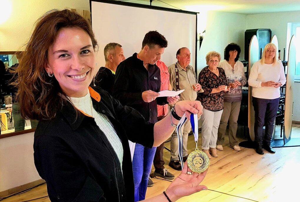 Fitnessklub in Syrau besteht seit 20 Jahren - Patricia Köttnitz überreichte Goldmedaillen. Foto: Karsten Repert