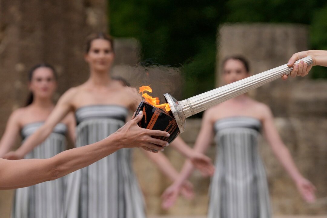 Flamme brennt: Endspurt für Olympia-Macher von Paris - Darstellerinnen nehmen an der offiziellen Zeremonie zur Entzündung der Flamme für die Olympischen Spiele in Paris auf dem Gelände des antiken Olympia in Griechenland teil.