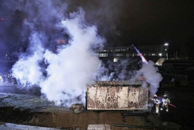 Flammen im Heinz-Steyer-Stadion: Baucontainer ausgebrannt - Im Heinz-Steyer-Stadion brannte diese Nacht ein Baucontainer. Foto: Roland Halkasch