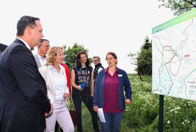 Fördermittelbescheid in Höhe von rund 1,68 Millionen Euro für Naturschutzgroßprojekt im Erzgebirge - Auch auf einer Informationstafel wird das Projekt vorgestellt. Foto: Ilka Ruck