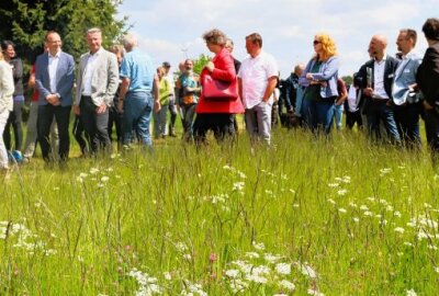 Fördermittelbescheid in Höhe von rund 1,68 Millionen Euro für Naturschutzgroßprojekt im Erzgebirge - Die Gäste schauten sich bei schönstem Sonnenschein um. Foto: Ilka Ruck