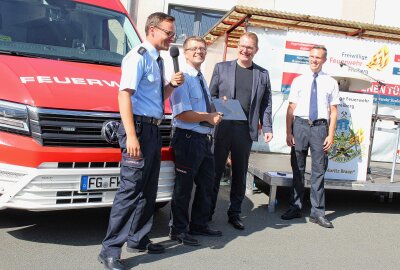 Freiberg: Tag der offenen Tür bei der Freiwilligen Feuerwehr - Viel Freude bei der Übergabe des Schlüssels zum neuen Einsatzleitwagen. Foto: Renate Fischer