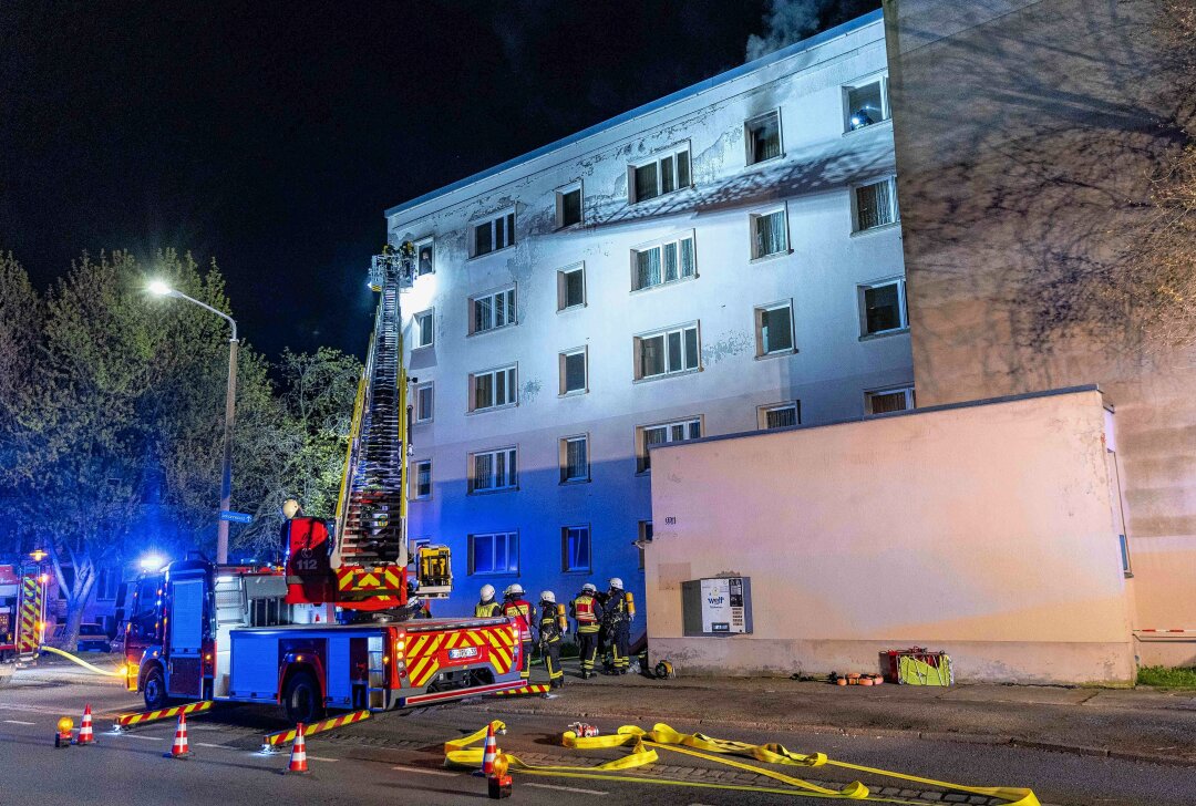 Freiberg: Wohnungsbrand in Mehrfamilienhaus - In der Nacht von Mittwoch auf Donnerstag kam es gegen 23.55 Uhr zu einem Wohnungsbrand in einem Mehrfamilienhaus auf der Chemnitzer Straße in Freiberg. Foto: Marcel Schlenkrich