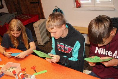 Freiberger und Pribramer Schüler entdecken Bergbaugeschichte - Die jungen Drucker gestalten den Rahmen für ihre selbst gedruckten Weihnachtskarten. Foto: Renate Fischer
