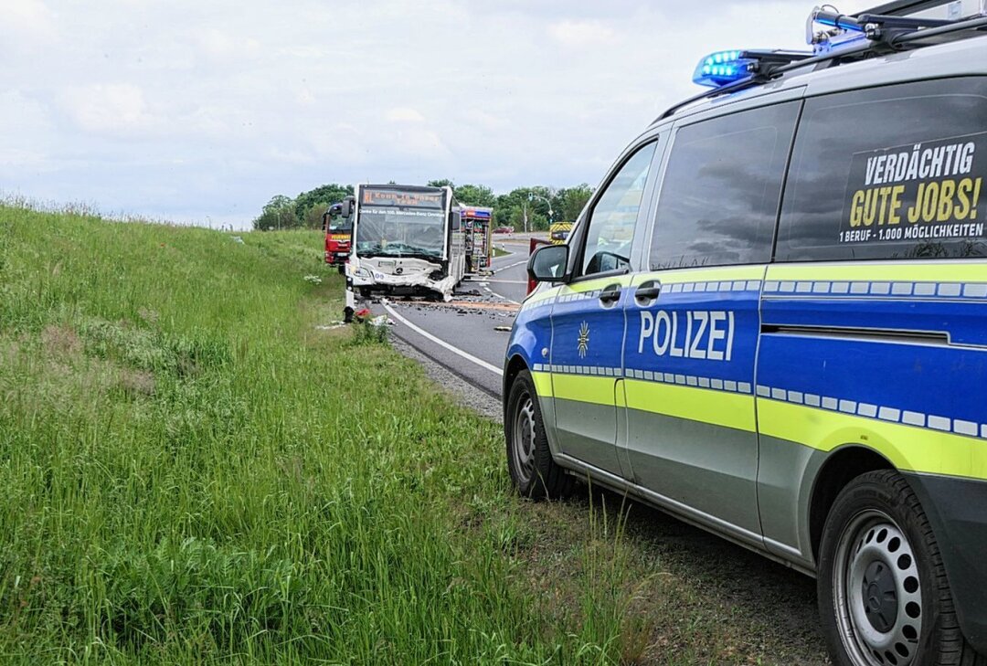 Frontalcrash mit Bus: Tödlicher Verkehrsunfall auf B6 - Frontalcrash bei Bennewitz endet tödlich. Foto: Sören Müller
