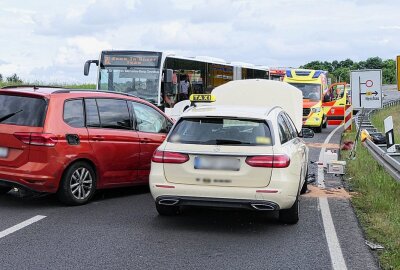 Frontalcrash mit Bus: Tödlicher Verkehrsunfall auf B6 - Durch die Wucht des Aufpralls wurde der VW zudem gegen ein Taxi geschleudert, welches ebenfalls in Richtung Wurzen unterwegs war. Foto: Sören Müller