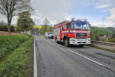 Frontalcrash zweier PKW: B173 in Westsachsen stundenlang gesperrt - Ein Kleintransporter geriet in den Gegenverkehr. Foto: Mike Müller