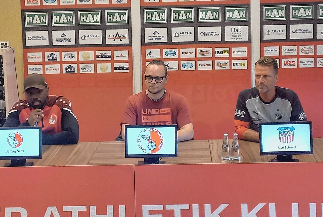 FSV Zwickau bleibt auswärts ein Punktelieferant - Der Zwickauer Coach Rico Schmitt (r.) machte zur Pressekonferenz deutlich, dass er mit der Leistung seines Teams sehr unzufrieden war. Foto: Knut Berger