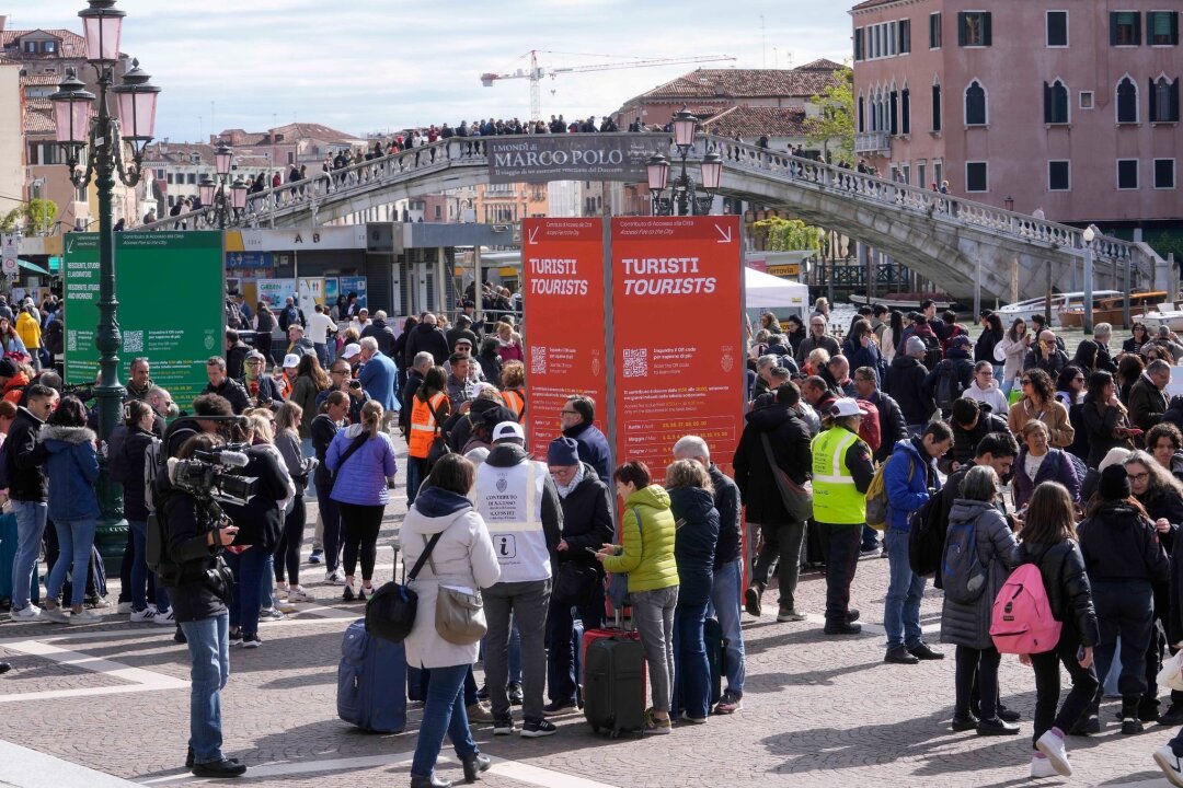 Fünf Euro für Venedig - Chaos zu Beginn - Vor dem Hauptbahnhof überprüfen Kontrolleure den QR-Code der Touristen, mit dem die Zahlung nachgewiesen wird.