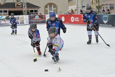 Für alle Wintersportfans: Eisarena in Schneeberg ist eröffnet - Der Nachwuchs der Schönheider Wölfe hat zur Eröffnung der Eisarena Besuchern einen kleinen Einblick in den Eishockey-Sport gegeben. Foto: Ralf Wendland