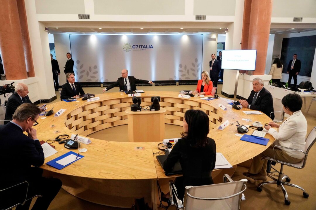 G7 warnt Israel und Iran vor Eskalation - Die Außenministerinnen und Außenminister der G7 sowie der EU-Außenbeauftragte bei einer Gesprächsrunde auf Capri, vorne rechts Annalena Baerbock.