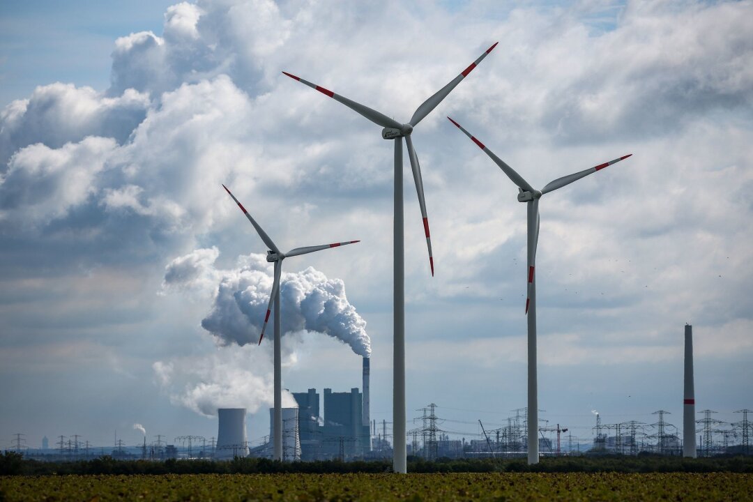 G7 wollen raus aus der Kohle und für sauberes Wasser kämpfen - Windräder drehen sich vor der Kulisse des Braunkohlekraftwerks Schkopau westlich von Halle (Saale).