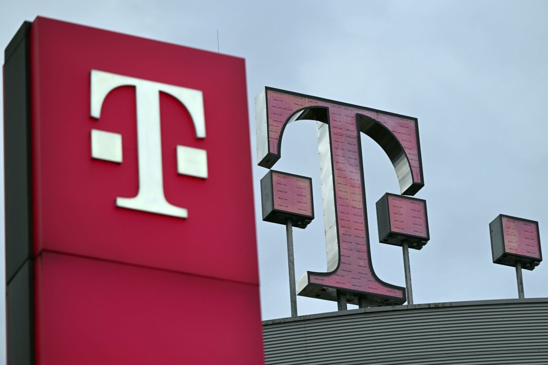 Ganztägiger Warnstreik bei der Telekom begonnen - Das Logo der Telekom steht auf dem Dach der Unternehmenszentrale. Die Gewerkschaft Verdi hat Beschäftigte des Telekom-Konzerns in Sachsen, Sachsen-Anhalt und Thüringen am Mittwoch zu einem ganztägigen Warnstreik aufgerufen.